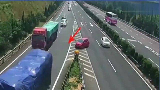 大货车在高速上违规倒车！
