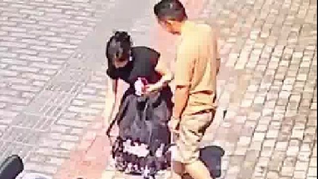 老婆穿裙子在路边捡东西，老公走过来优雅示范正确方法....