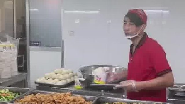 食堂大叔炫技式盛馒头...