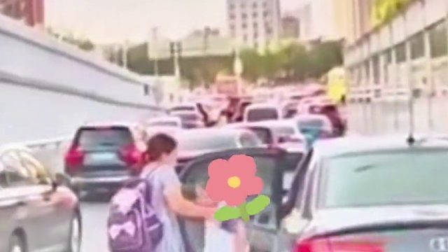 这是在干什么……家长把车停在高架匝道淡定下车去送娃