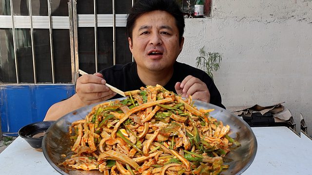 75元买两个猪肚，做个下酒凉菜“红油猪肚”，口感爽脆，喝美了