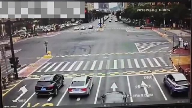 男子骑电动三轮车闯红灯，被撞负全责还要赔偿5万元！