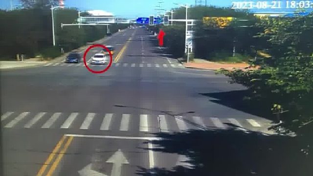 闯红灯酿事故！