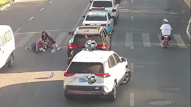 当斑马线不减速碰到鬼探头！