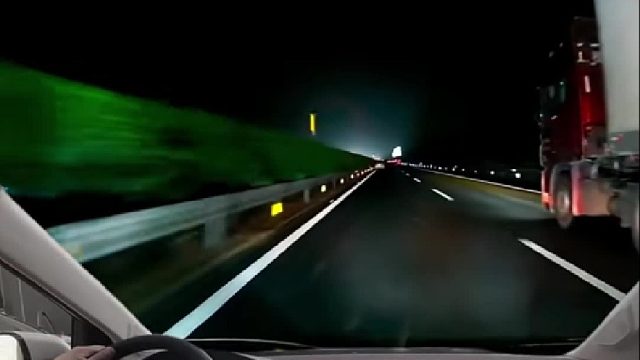 還好大車留了半條道，這種高速停車怎么算！