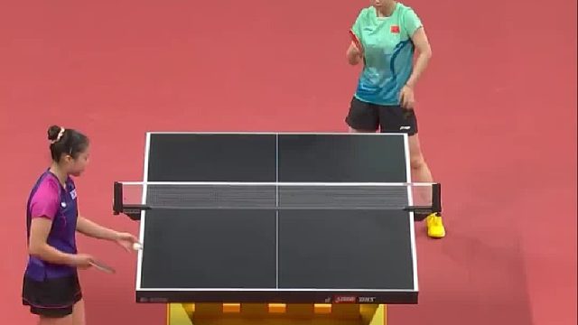 韩国选手发球前一直盯住球拍，没想到球拍上是....