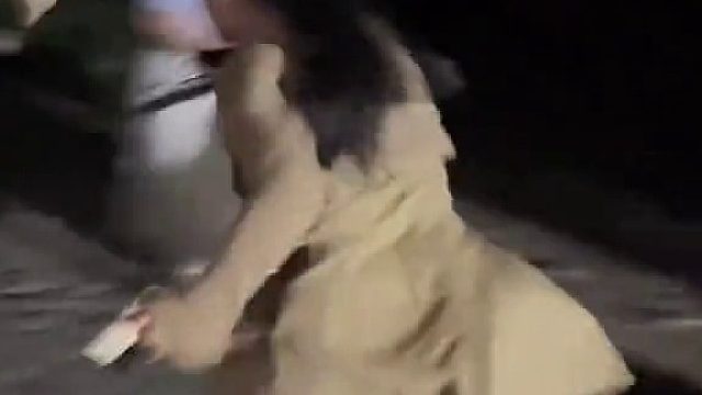 游客夜晚排队坐观光车返回时，一女子与同伴插队 遭男子阻止。竟搬起石头追砸男子泄愤