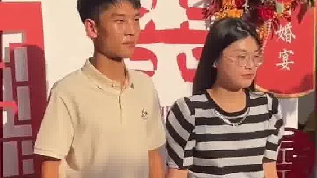 订婚宴上男孩紧张得满头大汗，两个人紧张的连手都不会牵了