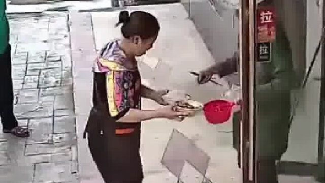 饭店老板每次都会给乞丐者饭吃