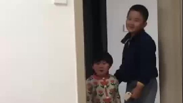 哥哥不愿意带妹妹，妈妈用钱“收买”哥哥，结果发现他俩好像是一伙的