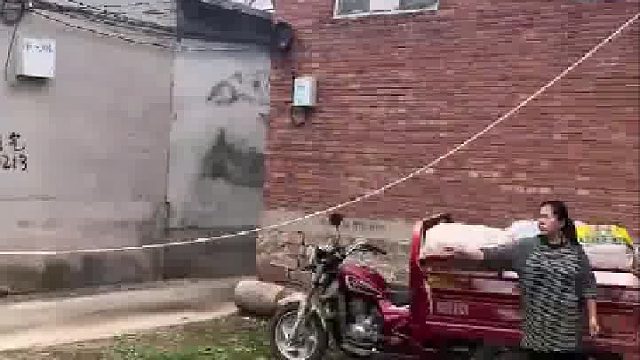 干活时舅舅发明的省力技巧，只要思想不滑坡，办法总比困难多。网友：没个四五年的老树，这活还真干不了