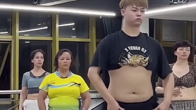 男老师“炫腹”教授肚皮舞，网友：果然肚子这个部位最难瘦
