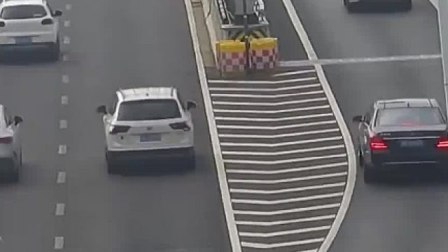 还好这次人没事！但如此变道害人害己，全责你觉得对吗