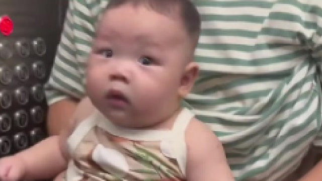 宝宝在电梯里拉裤子后，原件满脸表示很嫌弃复印件啊