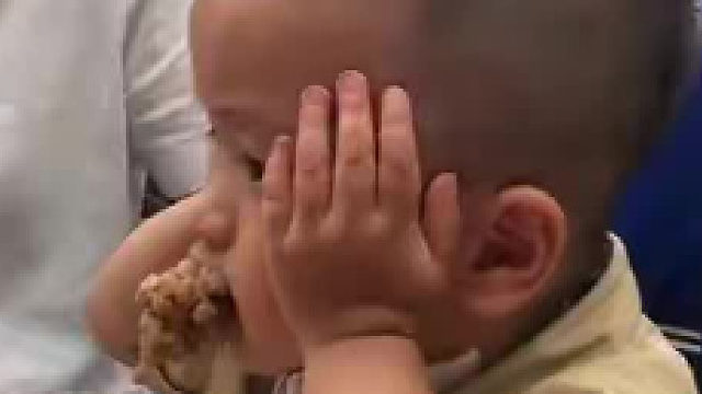 吃到一半突然听到放炮的人类幼崽，捂得严严实实听得清清楚楚哈哈