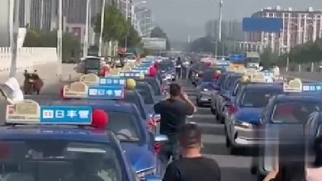 小伙用66辆新能源出租车当婚车...