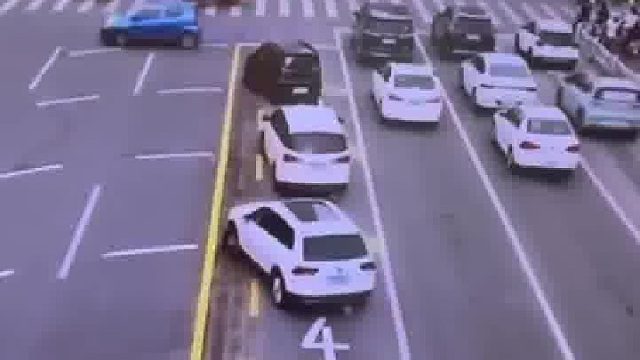 这路口允许5辆车同时掉头