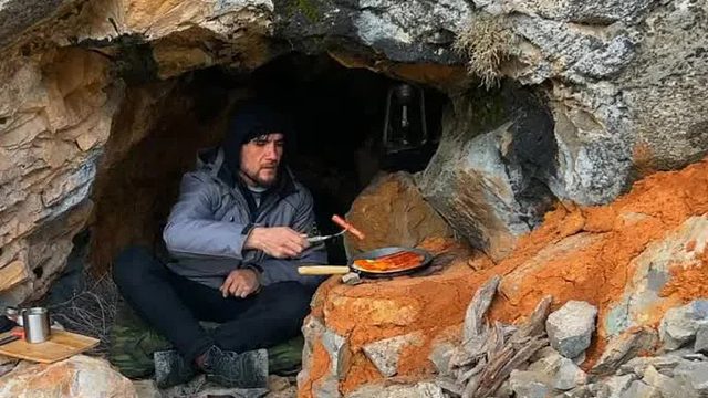 男人独自徒步无人区，偶遇一个神秘的山洞，在里面断网独居了15天