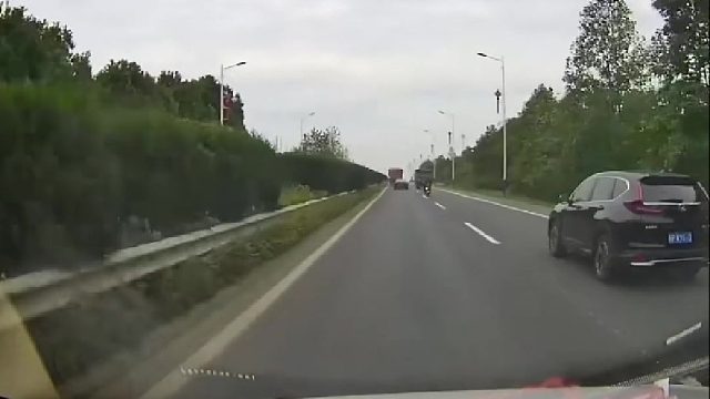 来呀，继续，对方全责！