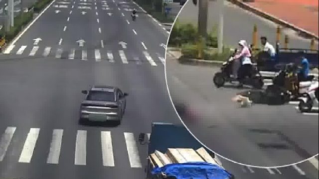 电动车闯红灯被直行小车撞上，车辆撞飞涉及无辜！