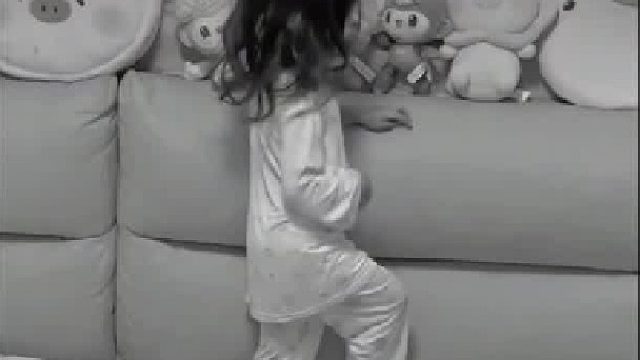 孩子半夜拿爸爸的手机，人脸识别解锁“触目惊心”