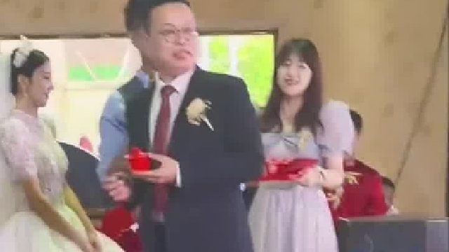 新郎婚礼现场喊了一声“爸”后，众兄弟齐上台给红包