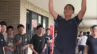 高中生以考試成績說誰輸了誰就要做這個