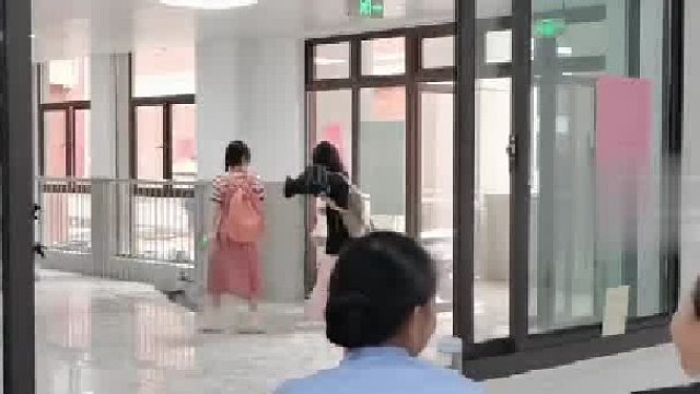 90后女生到大学做宿管....