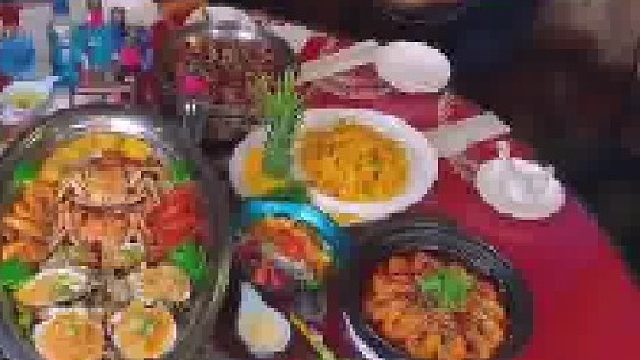 终于替父亲还完所有债务，男子独自吃饭点9个菜