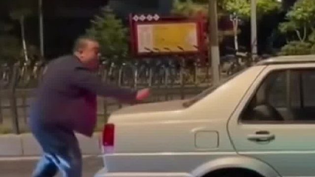 前车发生故障，后车大哥帮忙推车，不料推车未果，自己车却被撞了，“你俩有一腚的缘分”