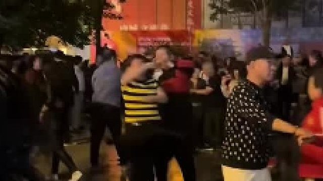 跳广场舞这块还得是大妈，我都看晕了她还没晕