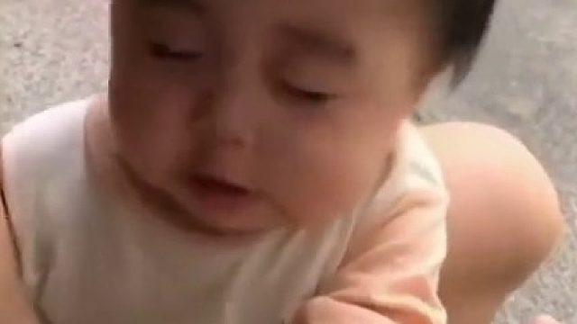 给宝宝剪指甲，宝宝一搐一搐的，看的我都紧张了