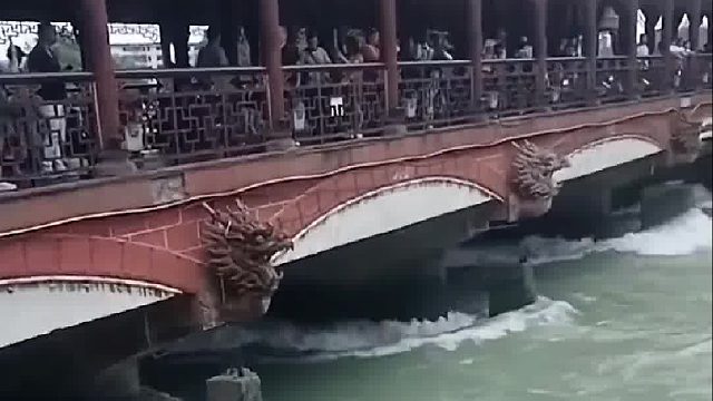 古人的智慧，前面加一桩减少主桥冲击！