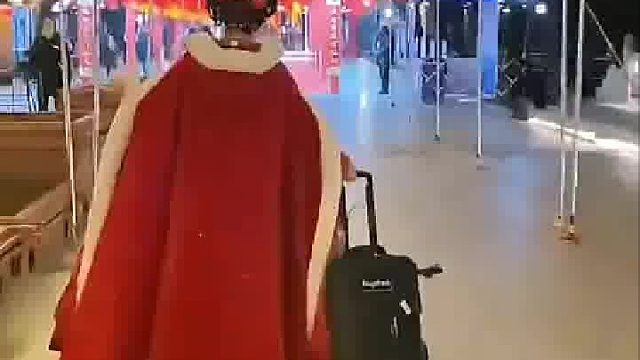 古装女孩，小碎步高兴回家