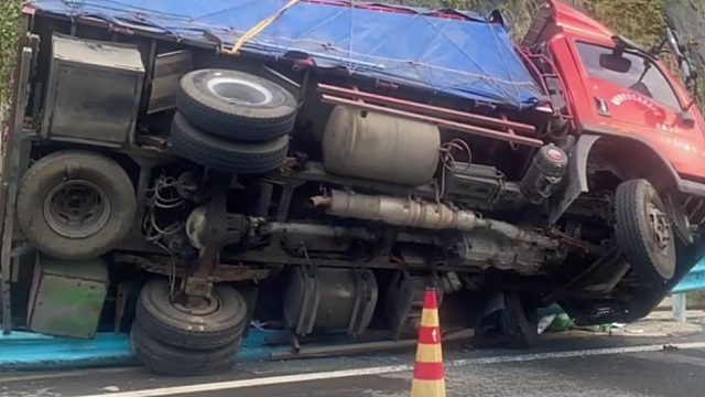 40“迈”的速度也侧翻？超载运输真的很危险！