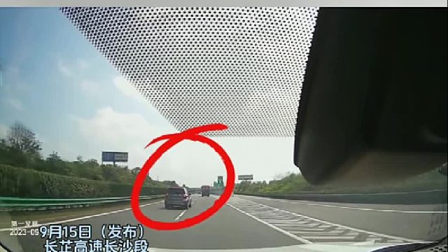 老人驾车骑线变道神操作！