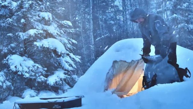 野外求生，67岁大爷零下20度挑战生存7天，雪窟窿成了保命避难所