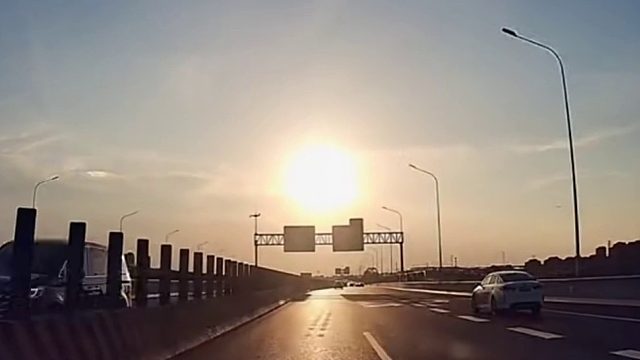 高速路上车道线突然“消失”惊出一身冷汗！