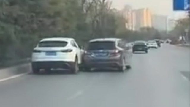 开车不要斗气真是太危险！