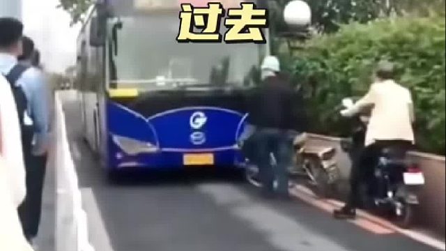 骑电动车的两名男子逆行堵住公交车的去路！
