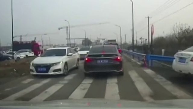 奥迪超车加塞导致发生追尾，奥迪司机却责怪他人！