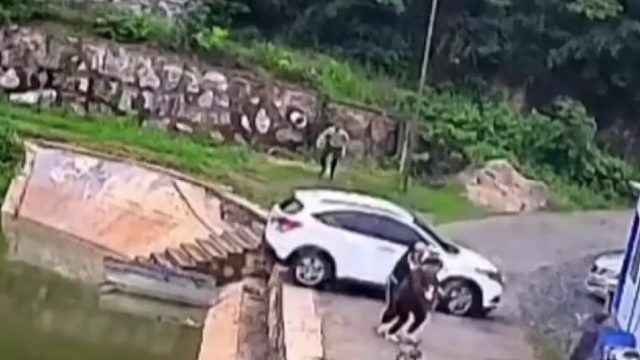 倒车一定要谨慎，别把油门当刹车！