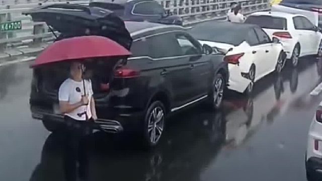 雨天高速上多车追尾！