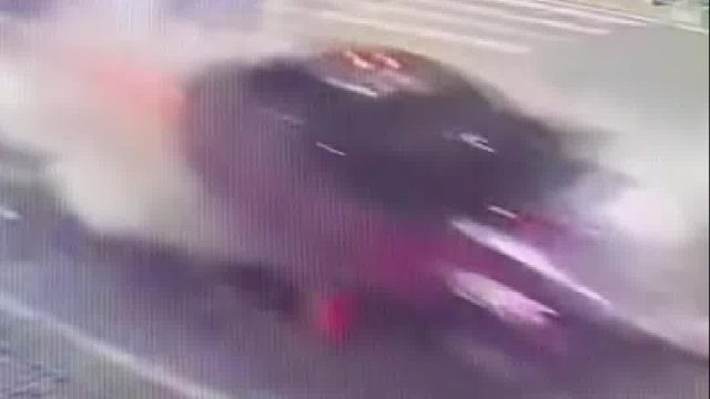 醉驾司机闯红灯后果很严重！