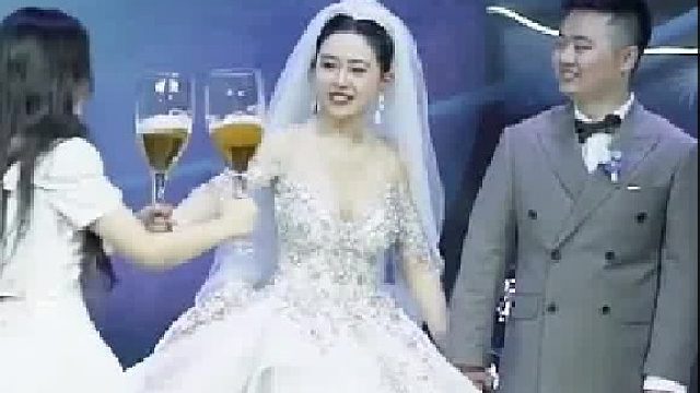 婚礼上好友送上特别定制新娘当场破防