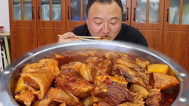 晚餐，冰箱有點牛腩，做土豆燉牛腩拌飯，肉香濃郁，舒心愜意。