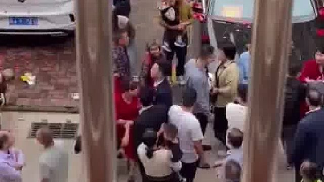 另一家新郎接亲跑错地方，自家烟花礼炮全放完，新娘：对方赔偿了烟花礼炮钱