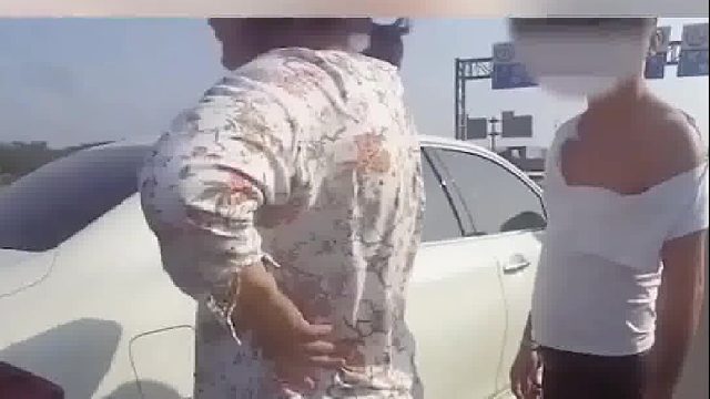 男子因妻子车技发生争吵，两人把车停在应急车道厮打起来，民警调解矛盾后：3分！100元！