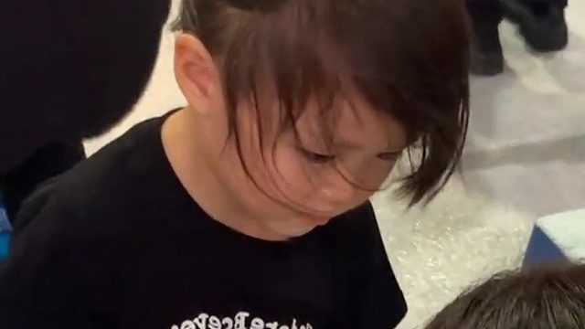 过安检女孩一脸不情愿的掏出兜里的东西