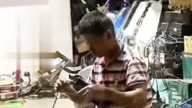 女子去修电动车，两个店师傅却是不同态度，网友：这位师傅不发财都难